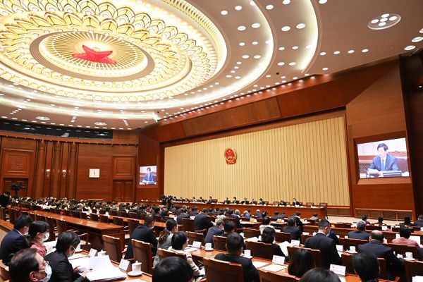 家庭教育促进法出台，今后须依法带娃